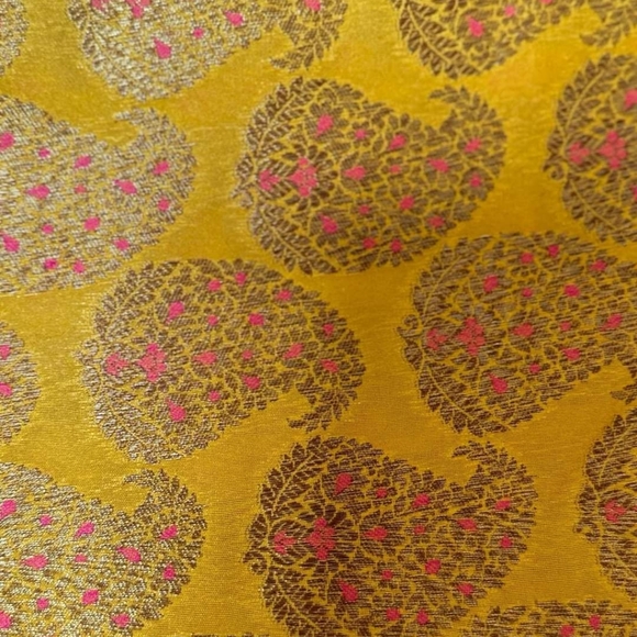 Beautiful Benaras grand yellow benaras brocade silk saree w/Rani pink border - Picture 4 of 10